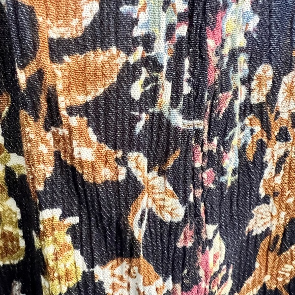 Umgee USA size L floral tunic. Hich neck with two button closure on back. - Picture 7 of 8